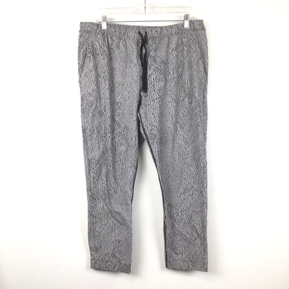 ๐SOLD๐ Lululemon Women's Black + White Static Print Joggers 12 - Picture 2 of 5